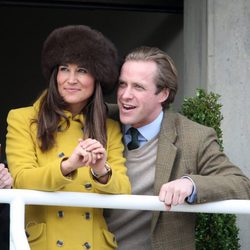 Pippa Middleton con Tom Kingston en las carreras de caballos de Gloucestershire