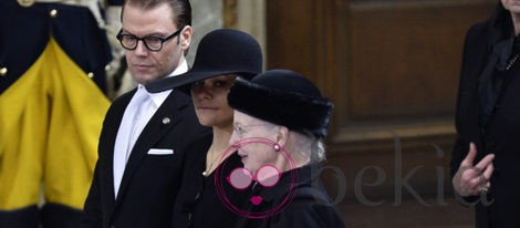 La princesa Victoria de Suecia y su marido durante la ceremonia de despedida de la princesa Lilian