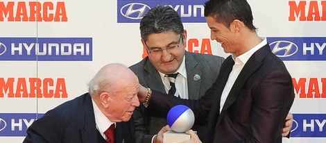 Alfredo Di Stéfano entrega un premio a Cristiano Ronaldo en la 75 edición de los Premios Marca
