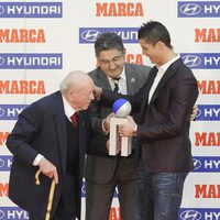 Alfredo Di Stéfano entrega un premio a Cristiano Ronaldo en la 75 edición de los Premios Marca
