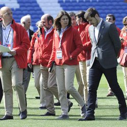 Iker Casillas con los miembros del Comité Olímpico Internacional en el Bernabéu