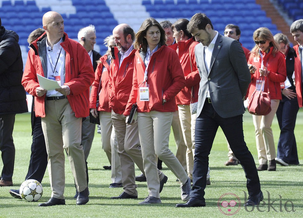 Iker Casillas con los miembros del Comité Olímpico Internacional en el Bernabéu