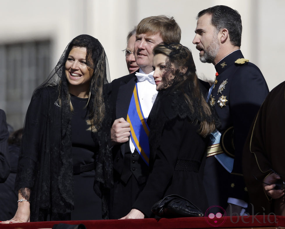 Los Príncipes Felipe y Letizia con Guillermo y Máxima de Holanda en la entronización del Papa Francisco I