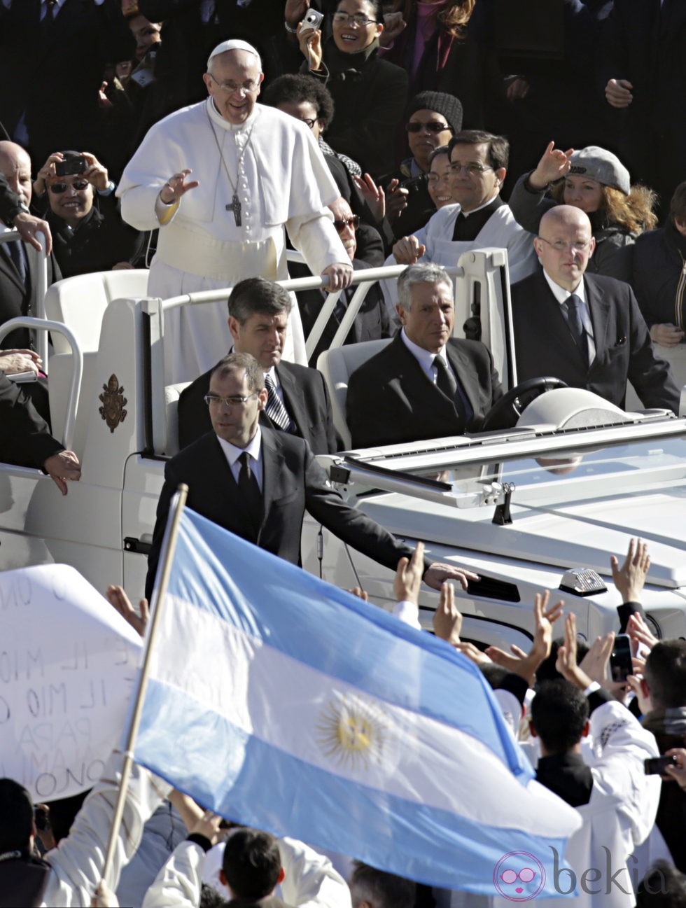 El Papa Francisco I saluda a los fieles antes de su Misa de entronización