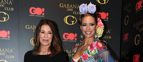 Paquita Torres y su hija Estefanía Luyk en un desfile de moda flamenca en Madrid