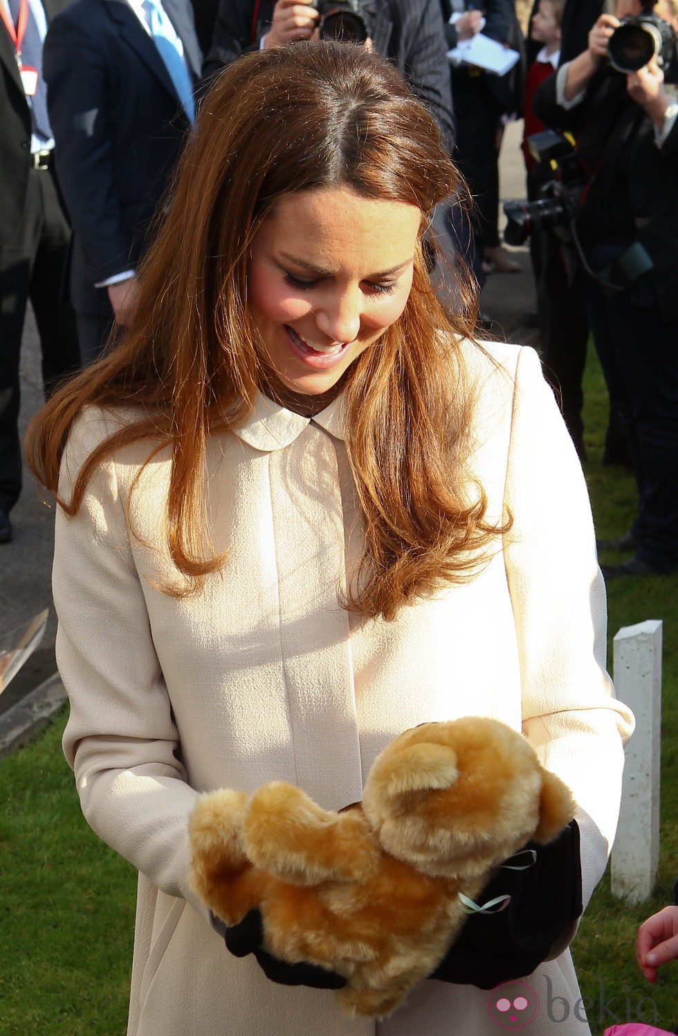 La Duquesa de Cambridge recibe un peluche para su bebé