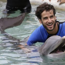Feliciano López nadando con delfines en Miami