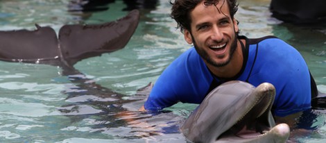 Feliciano López nadando con delfines en Miami