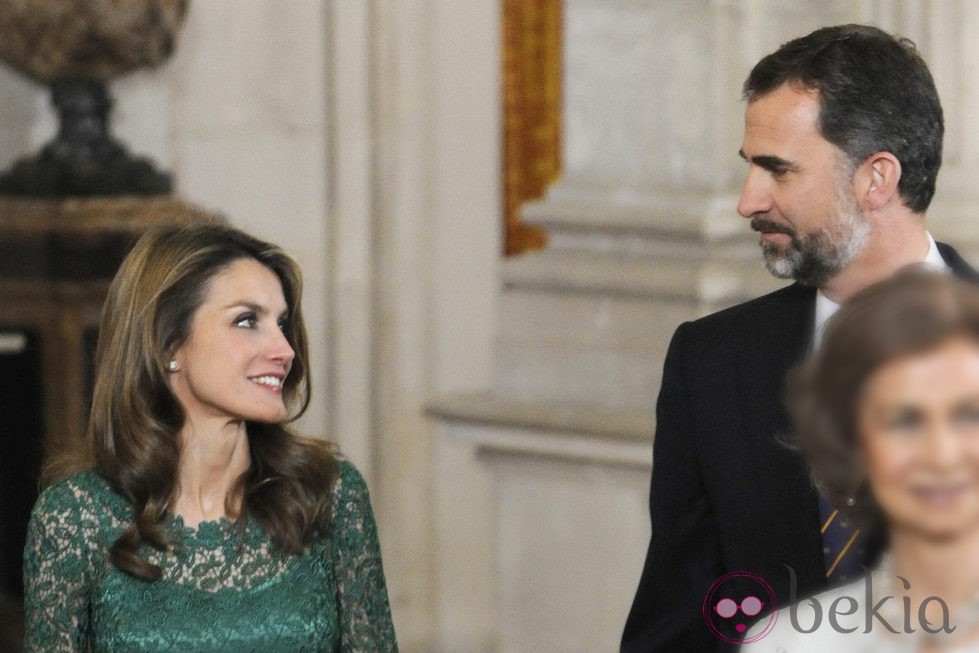 Los Príncipes de Asturias se dirigen una mirada cómplice en la cena al COI