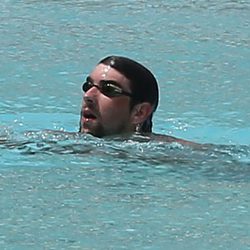 Michael Phelps disfruta de un baño en la piscina del hotel en Miami