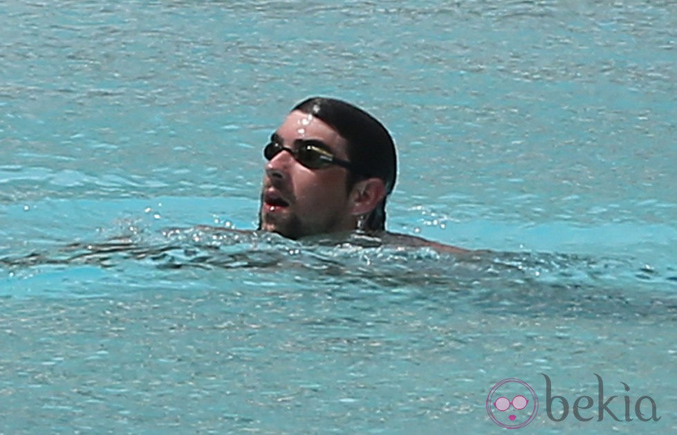 Michael Phelps disfruta de un baño en la piscina del hotel en Miami