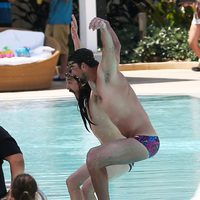 Michael Phelps tirándose a la piscina con un amigo en Miami