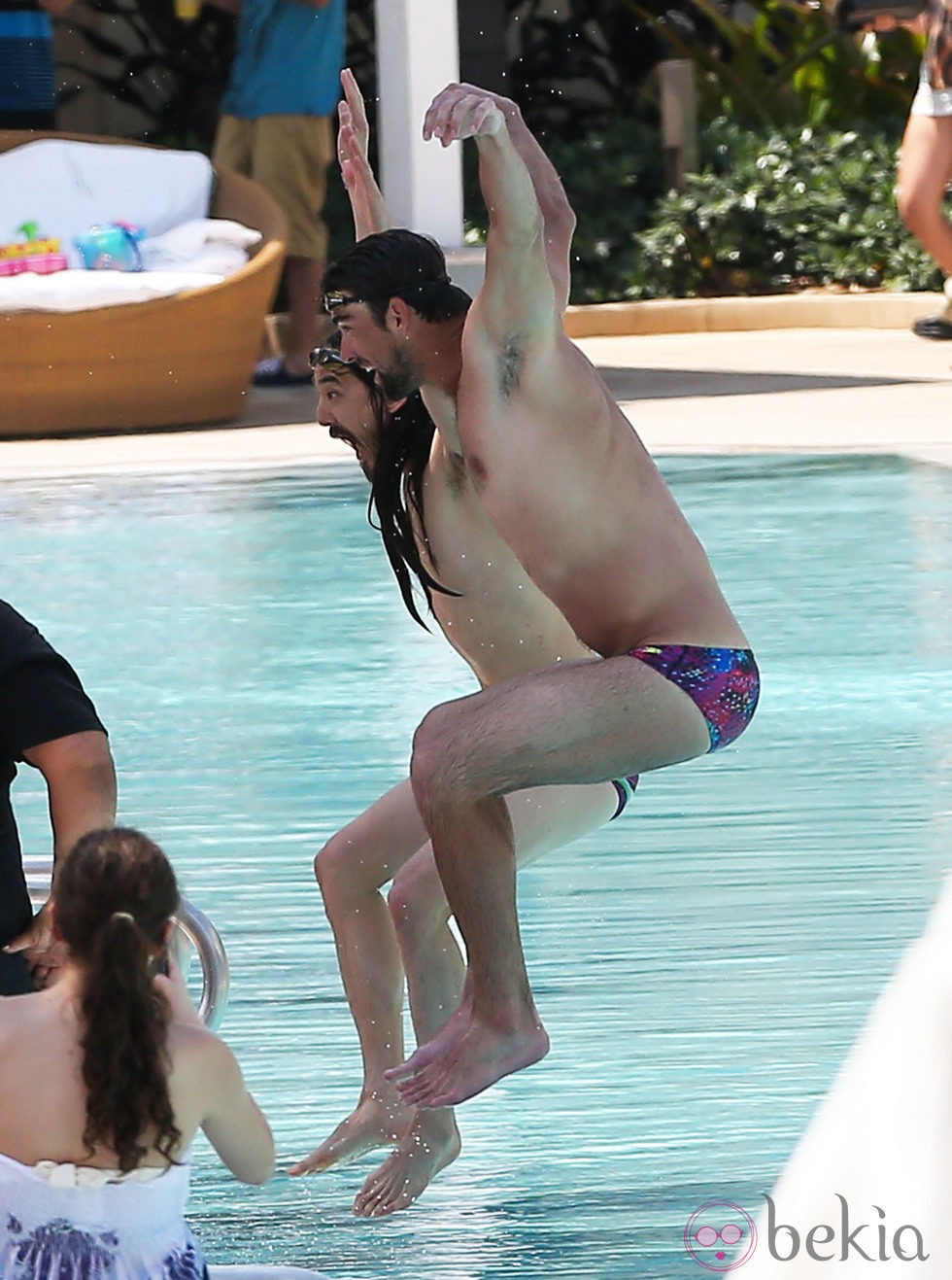Michael Phelps tirándose a la piscina con un amigo en Miami