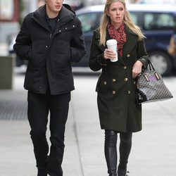 Nicky Hilton y su novio James Rothschild paseando por New York