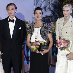 Carlota y Pierre Casiraghi, Carolina de Mónaco y los Príncipes Alberto y Charlene en el Baile de la Rosa 2013