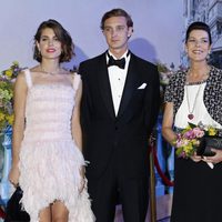 Carlota y Pierre Casiraghi, Carolina de Mónaco y los Príncipes Alberto y Charlene en el Baile de la Rosa 2013