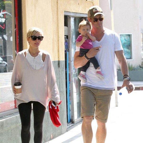 Elsa Pataky y Chris Hemsworth pasean con India Rose por Los Angeles 