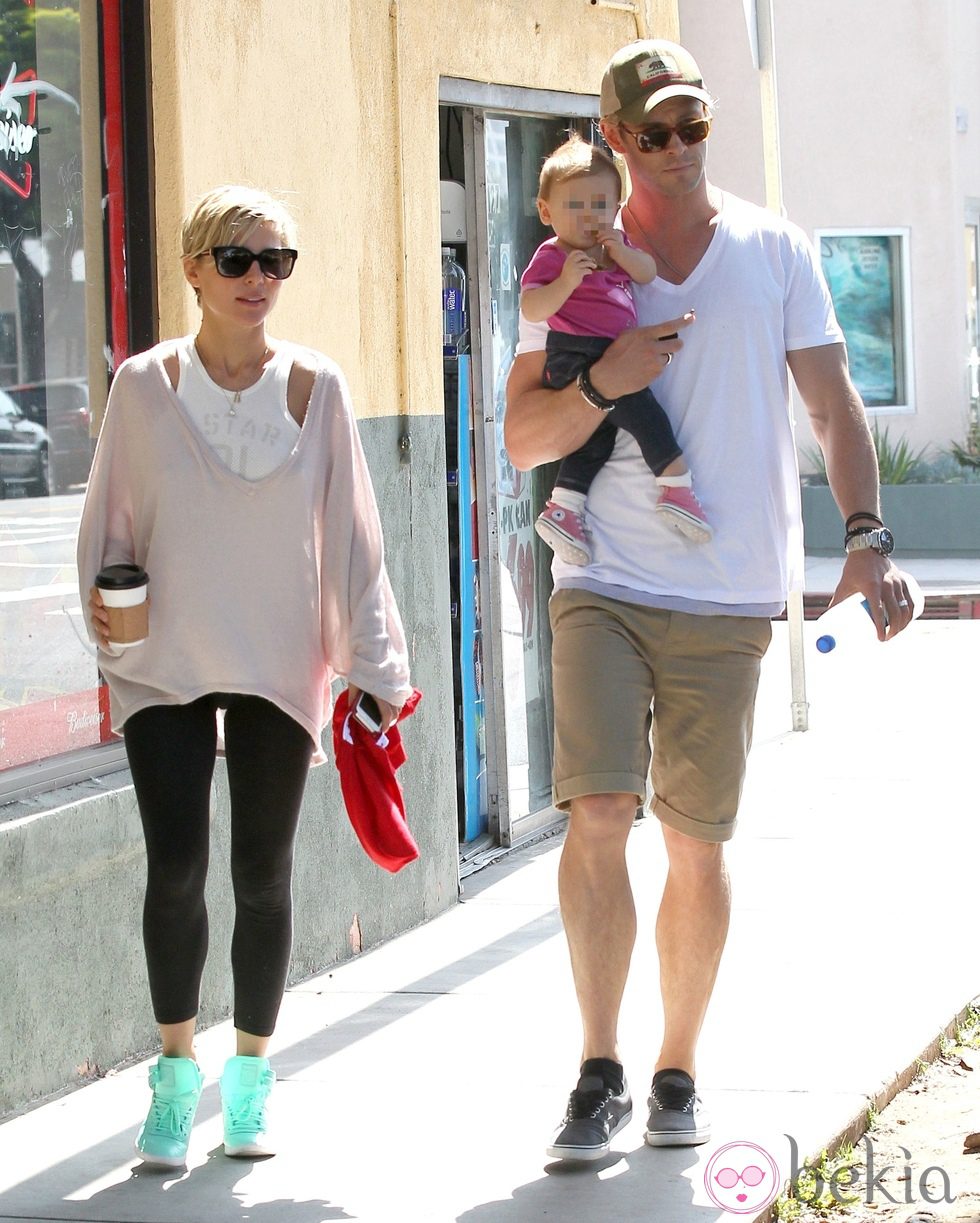 Elsa Pataky y Chris Hemsworth pasean con India Rose por Los Angeles