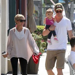 Chris Hemsworth y Elsa Pataky pasean con su hija India Rose por Los Angeles