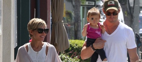 Chris Hemsworth y Elsa Pataky pasean con su hija India Rose por Los Angeles