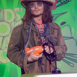 Johnny Depp recoge el premio de los Nickelodeon's Kids' Choice Awards 2013
