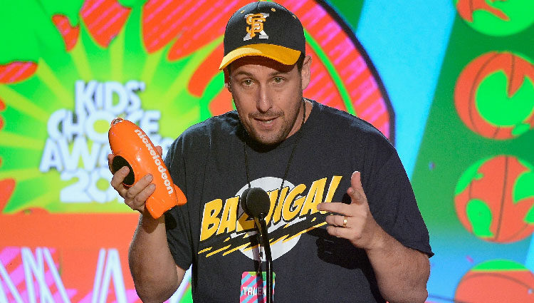 Adam Sandler recoge el premio de los Nickelodeon's Kids' Choice Awards 2013