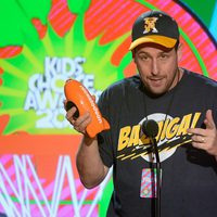 Adam Sandler recoge el premio de los Nickelodeon's Kids' Choice Awards 2013