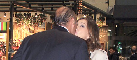 Ana Rosa Quintana besa a su marido Juan Muñoz a su llegada a Sevilla