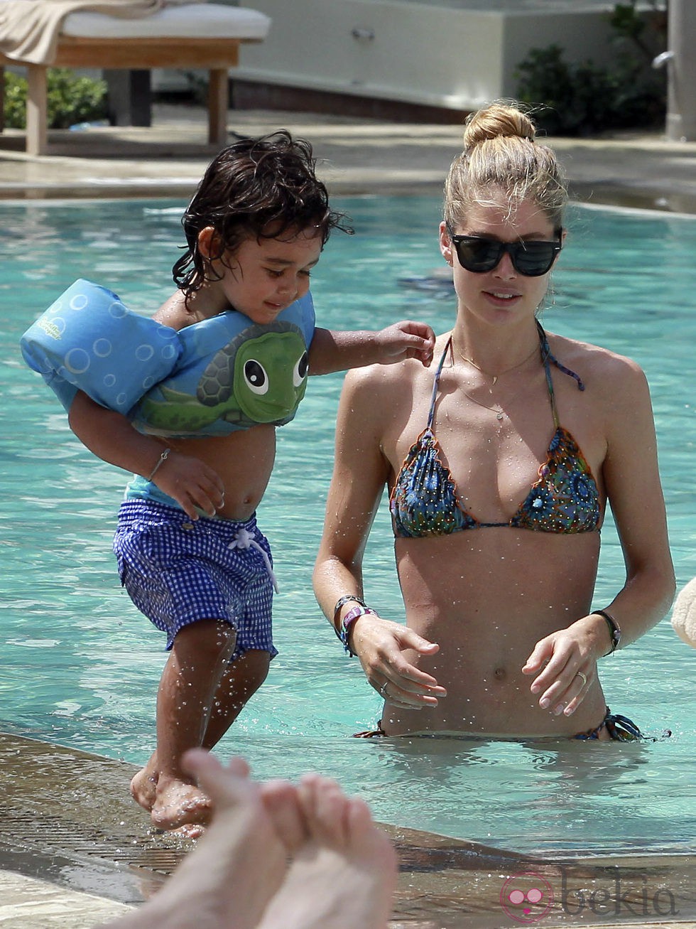 Doutzen Kroes con su hijo Phyllon James jugando en una piscina de Miami