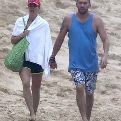 Heidi Klum y Martin Kristen paseando por una playa de Hawai