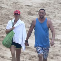 Heidi Klum y Martin Kristen paseando por una playa de Hawai