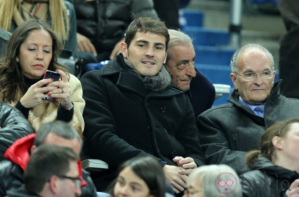 Iker Casillas viendo el España-Francia desde las gradas