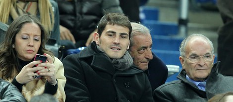 Iker Casillas viendo el España-Francia desde las gradas