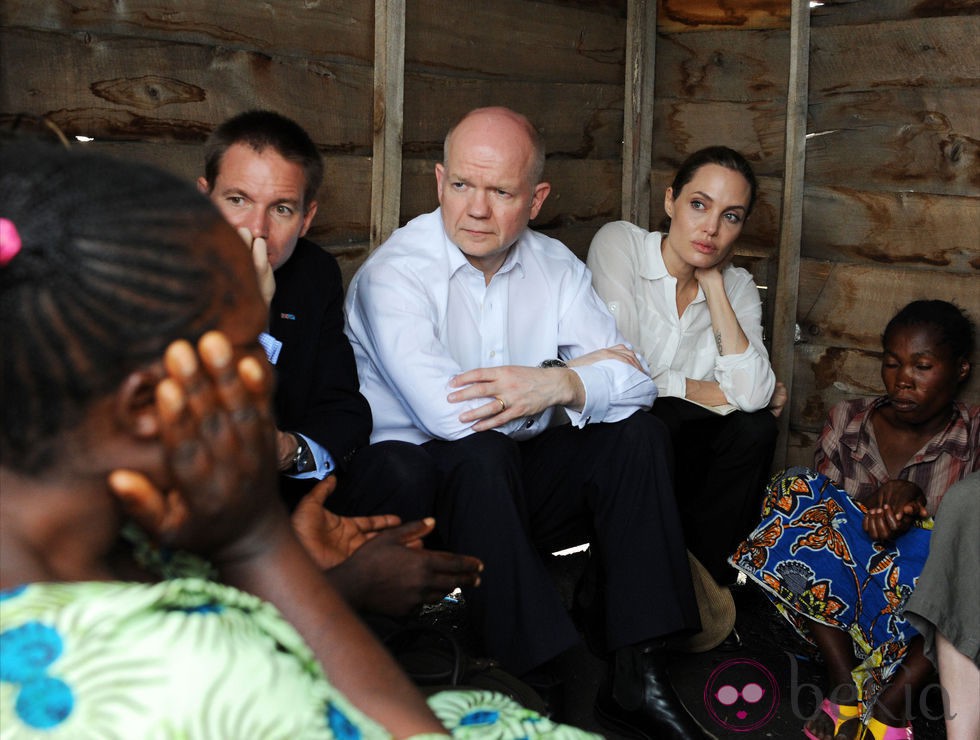 Angelina Jolie visita el campamento Nzolo del Congo con el Ministro William Hague