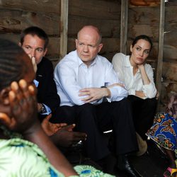 Angelina Jolie visita el campamento Nzolo del Congo con el Ministro William Hague