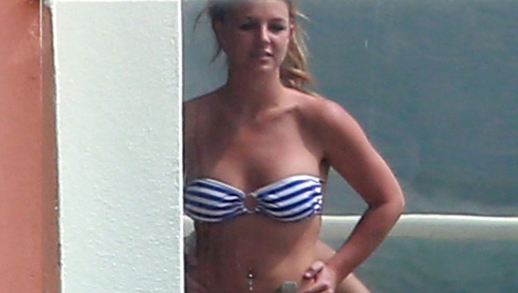 Britney Spears luciendo un bikini navy durante unas vacaciones