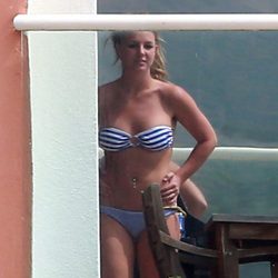 Britney Spears luciendo un bikini navy durante unas vacaciones