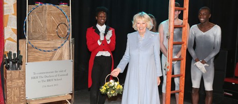 Camilla Parker Bowles visita una escuela de artes escénicas en Londres
