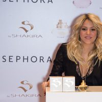 Shakira firma frascos de su perfume 'S by Shakira Aquamarine' en París