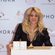 Shakira firma frascos de su perfume 'S by Shakira Aquamarine' en París