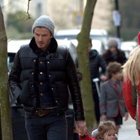 Harper Seven pasea cogida de la mano por Londres con David Beckham
