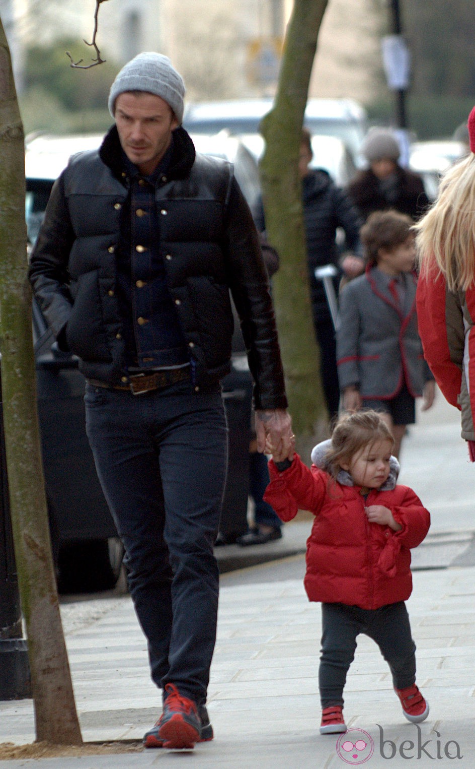 Harper Seven pasea cogida de la mano por Londres con David Beckham