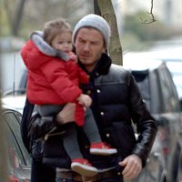 David Beckham con Harper Seven en brazos por Londres
