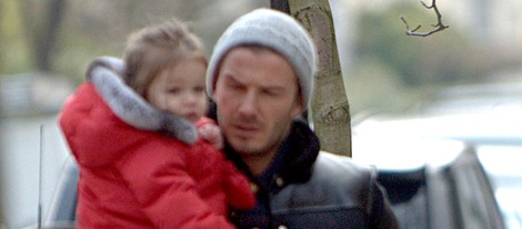 David Beckham con Harper Seven en brazos por Londres