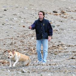 José María Aznar pasea a su perro por las playas de Marbella en Semana Santa 2013