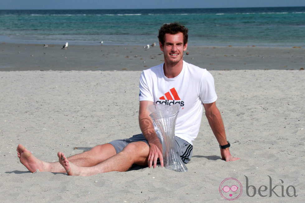 Andy Murray posando con su trofeo del Masters 1000 de Miami 2013