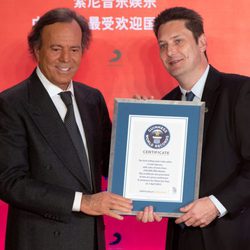 Lang Lang entrega a Julio Iglesias el Récord Guinness al latino que más discos ha vendido