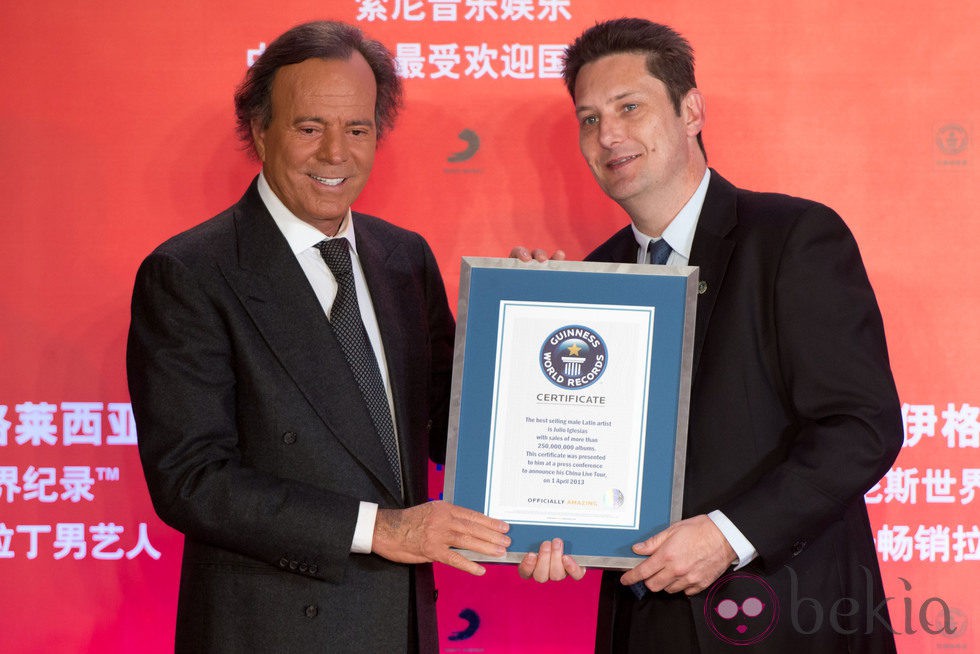 Lang Lang entrega a Julio Iglesias el Récord Guinness al latino que más discos ha vendido