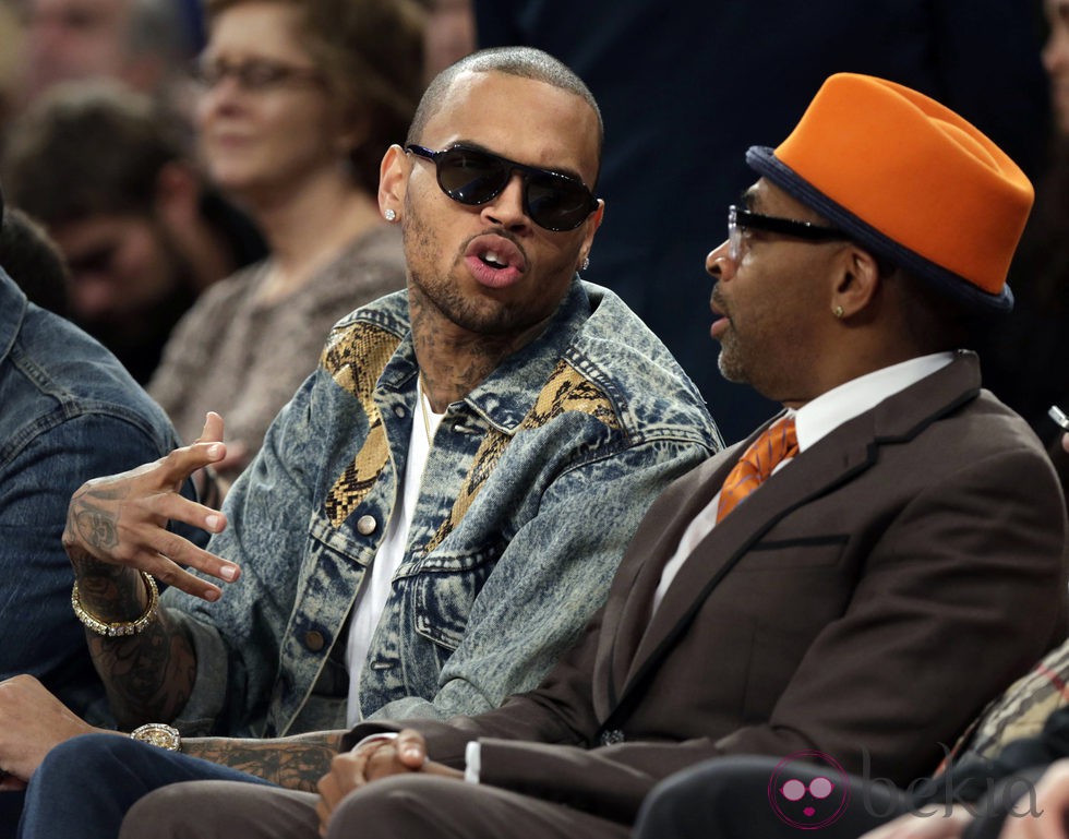 Chris Brown y Spike Lee se divierten viendo un partido de la NBA