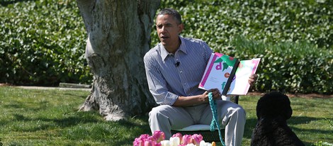 Barack Obama leyendo cuentos a un grupo de niños para celebrar el Día de Pascua 2013